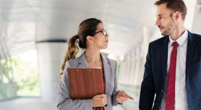 Mujer y hombre en la oficina