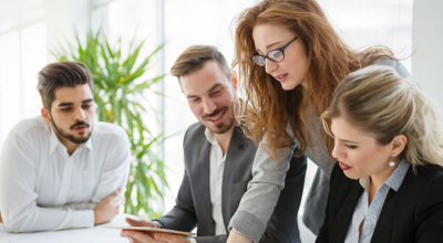 Compañeros de trabajo en la oficina