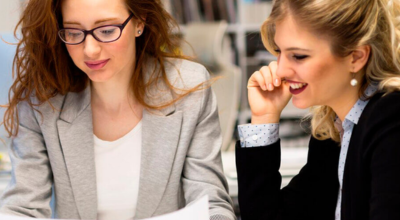 Dos compañeras trabajando