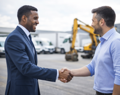 hombres hablando de préstamos