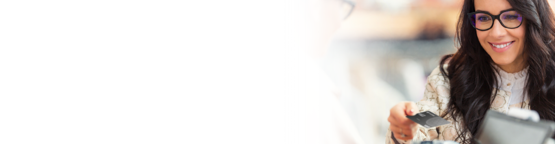 señora con tarjeta de crédito