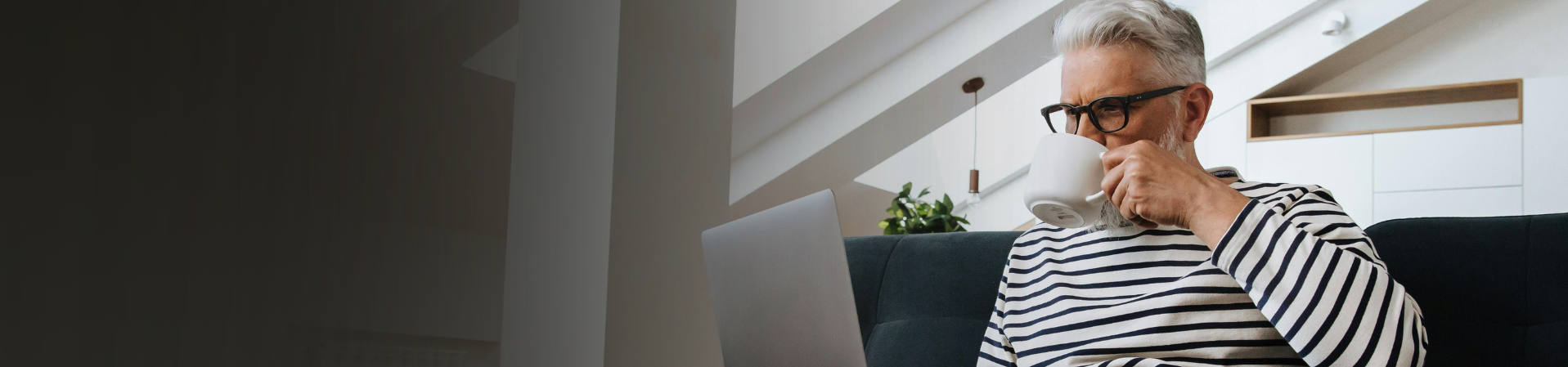 Hombre mirando ordenador en casa