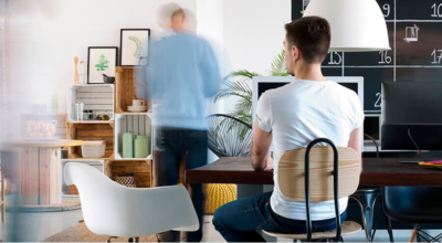 Chico de espaldas trabajando en oficina