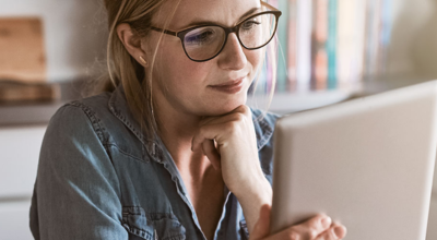 señora comparando seguros online