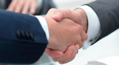 Manos de dos personas que se están dando la mano