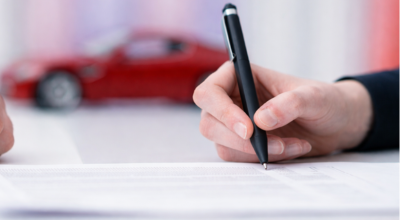 Mano firmando en un papel