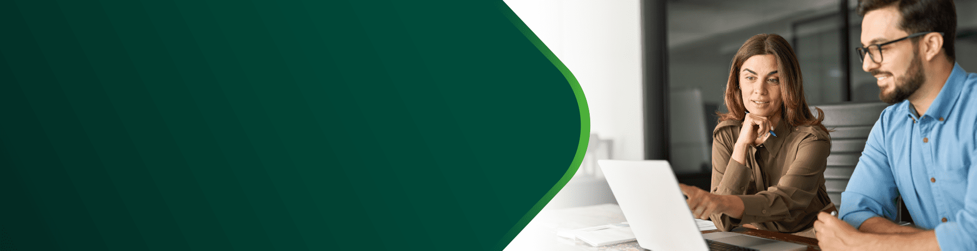 compañeros de trabajo revisando papeleo