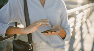 Movil en mano realizando tareas