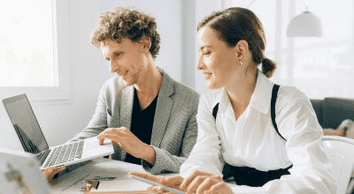 Pareja trabajando con el portátil