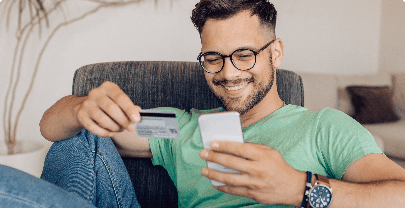 Hombre comprando con tarjeta de crédito