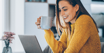 Mujer con un café y el portátil