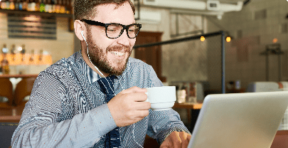 Hombre sonriendo con el café