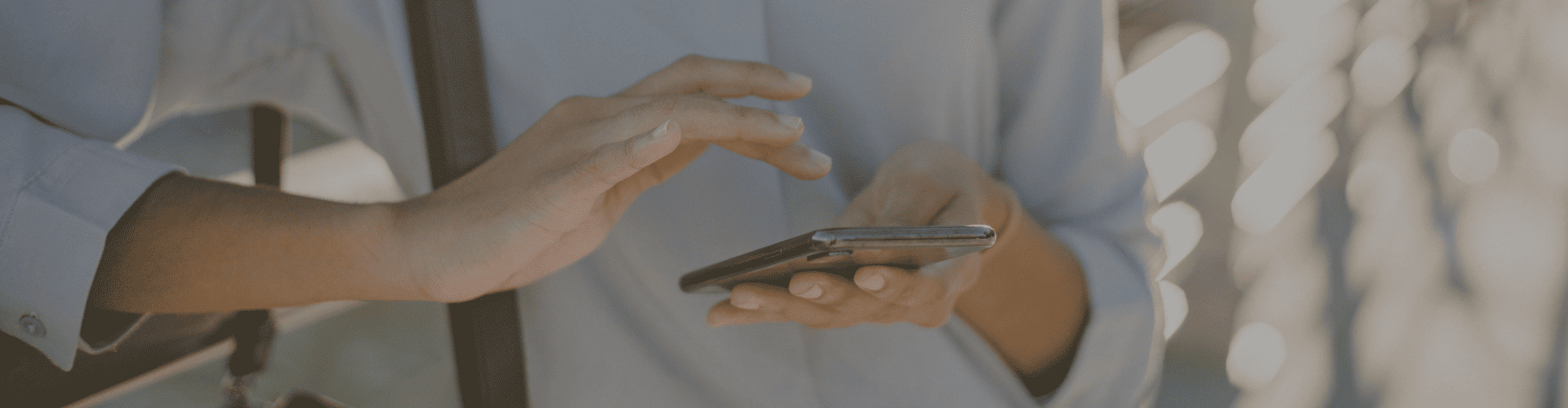 Manos de mujer con teléfono móvil
