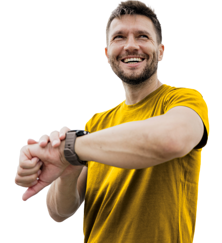persona mirando reloj sonriendo persona mirando reloj sonriendo