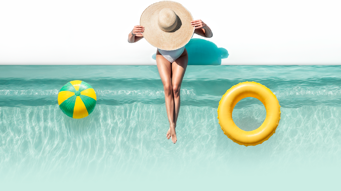 Chica en la playa con balón y flotador de playa
