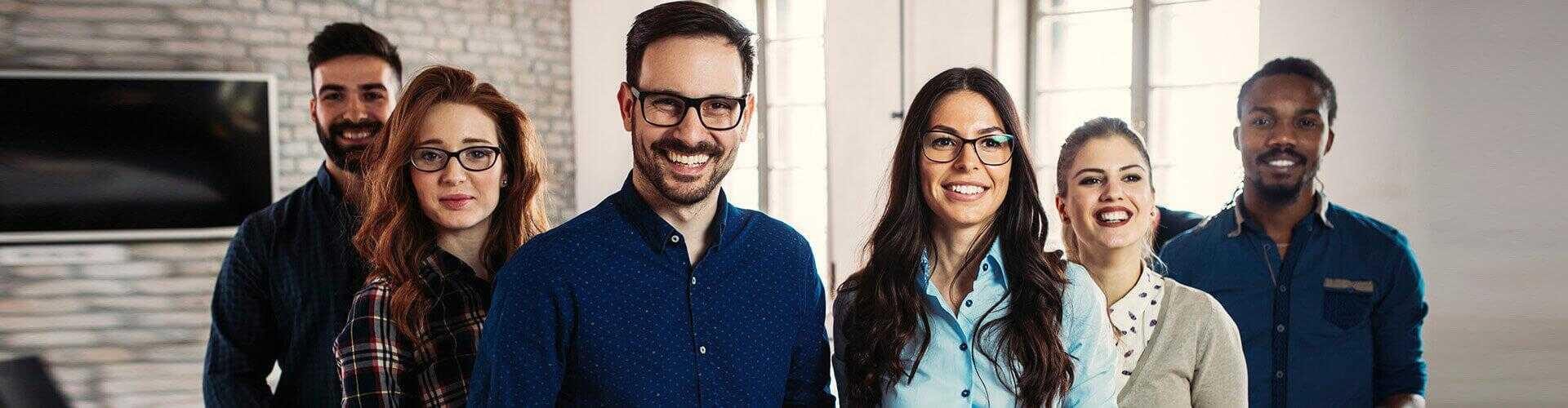 Gente sonriendo unos en frente de otros