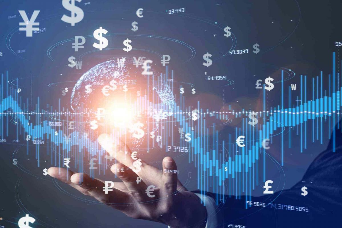 Hombre sujetando simbolos de dinero Hombre sujetando simbolos de dinero