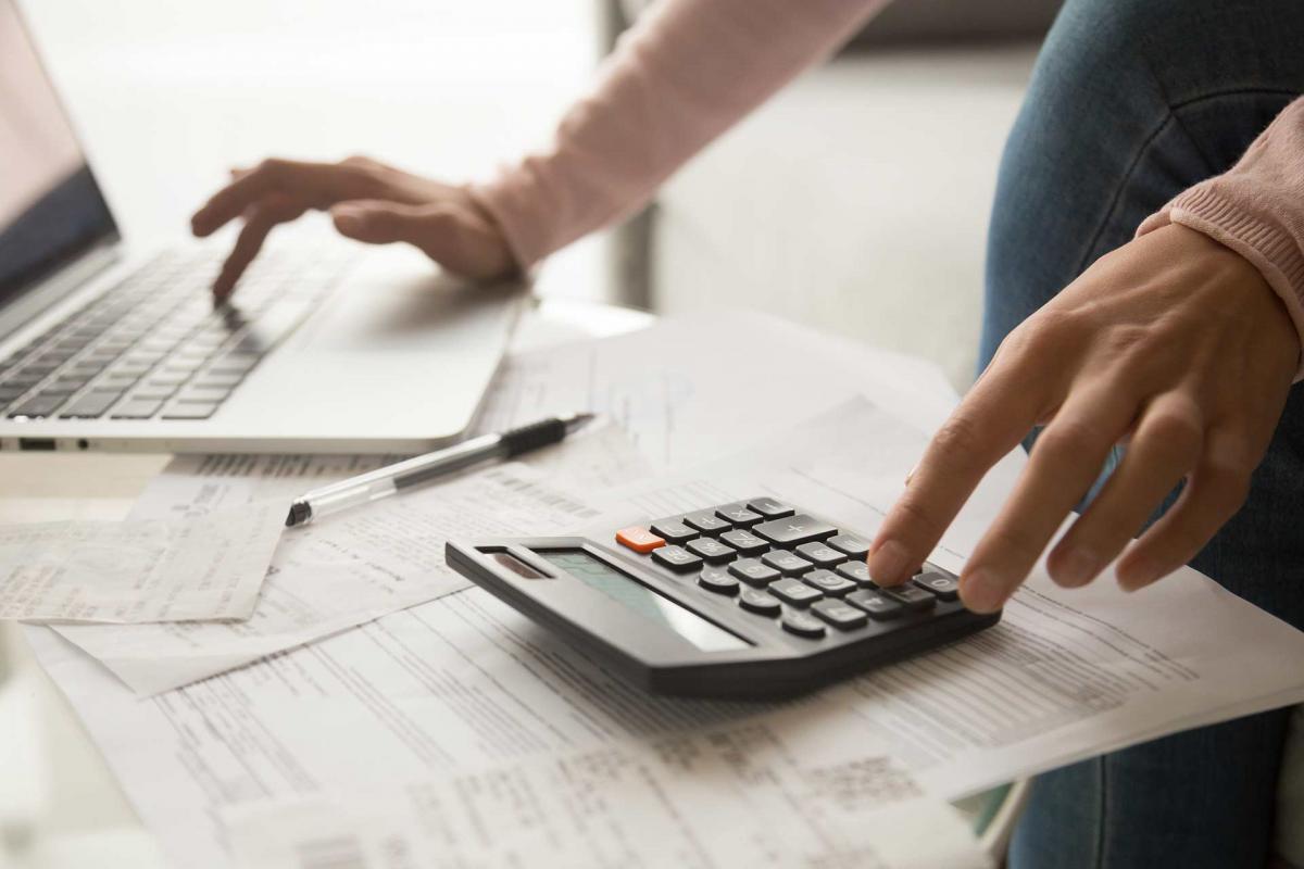 Mujer con una calculadora Mujer con una calculadora