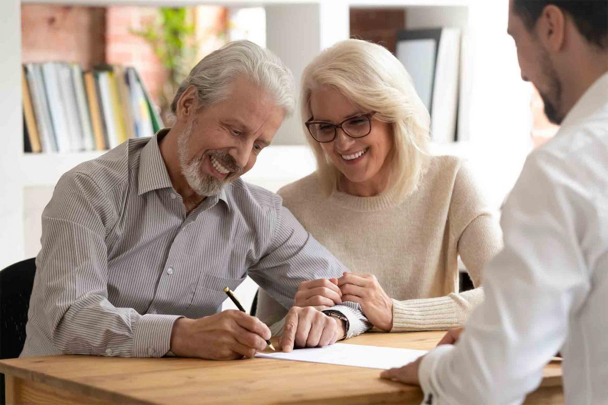 Pareja de ancianos sonriente en el banco