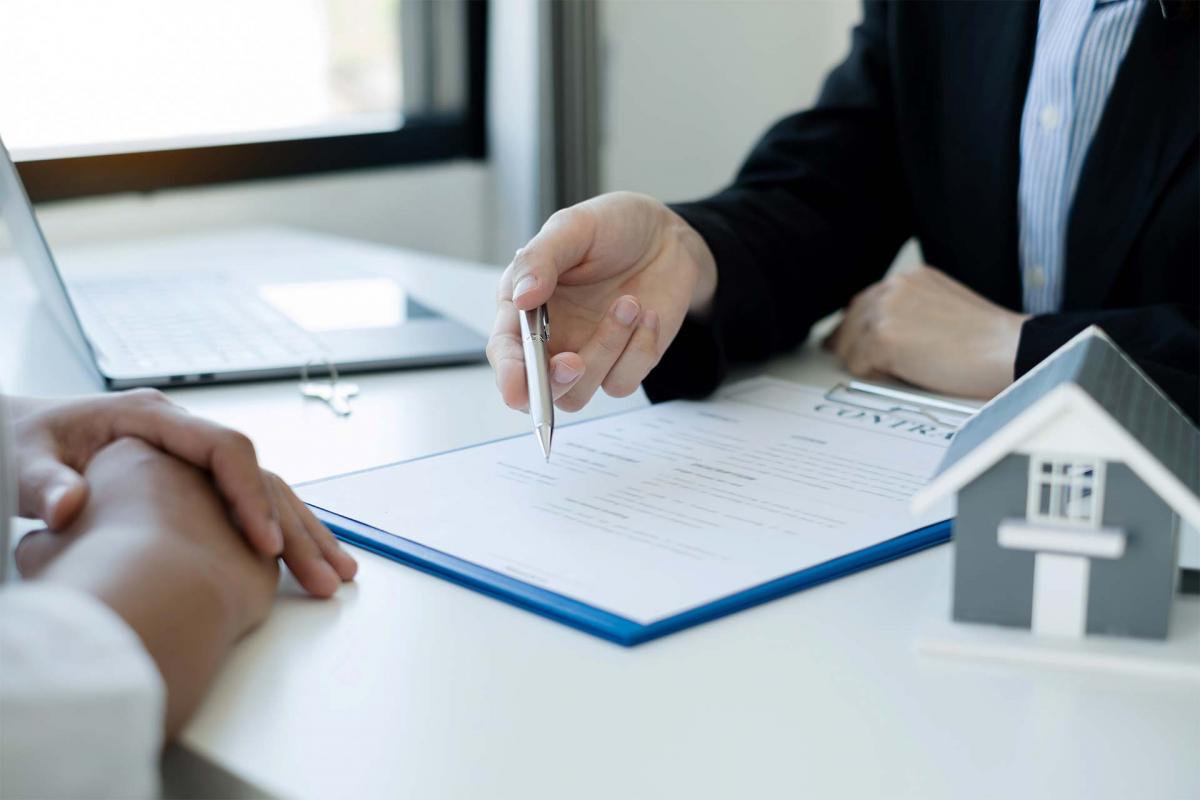 Hombre firmando un papel Hombre firmando un papel