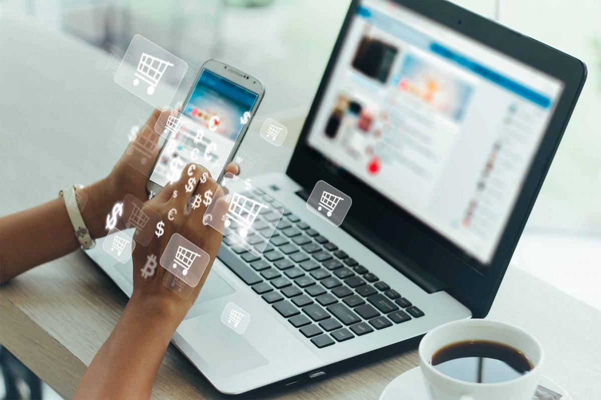 Ordenador y móvil mostrando la misma página web Ordenador y móvil mostrando la misma página web