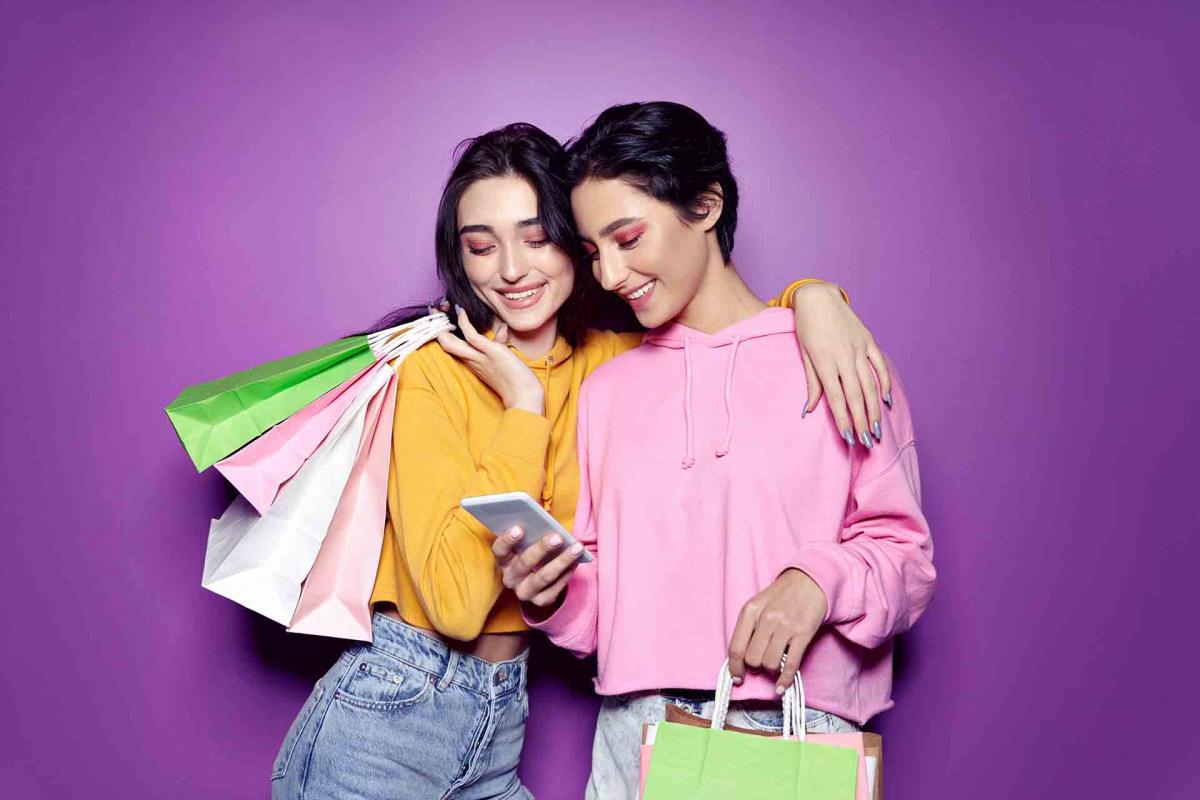 Pareja de mujeres leyendo el móvil Pareja de mujeres leyendo el móvil