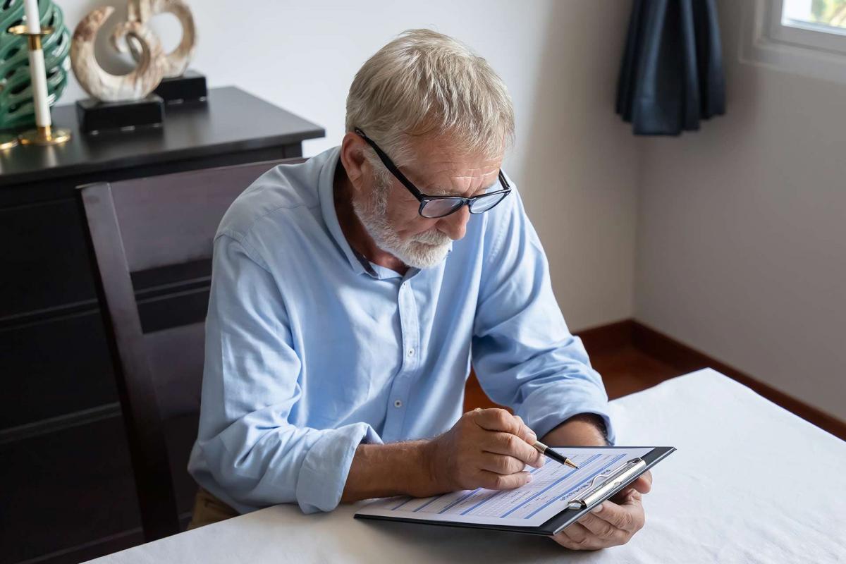 Hombre leyendo un papel