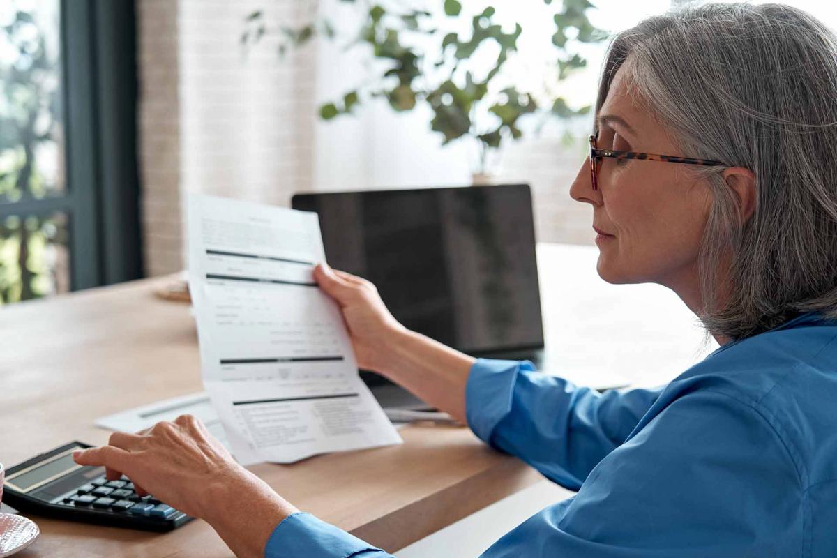 Mujer mirando un papel Mujer mirando un papel