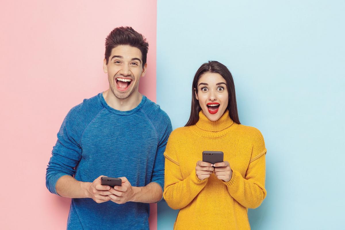 Pareja sujetando el movil contentos Pareja sujetando el movil contentos