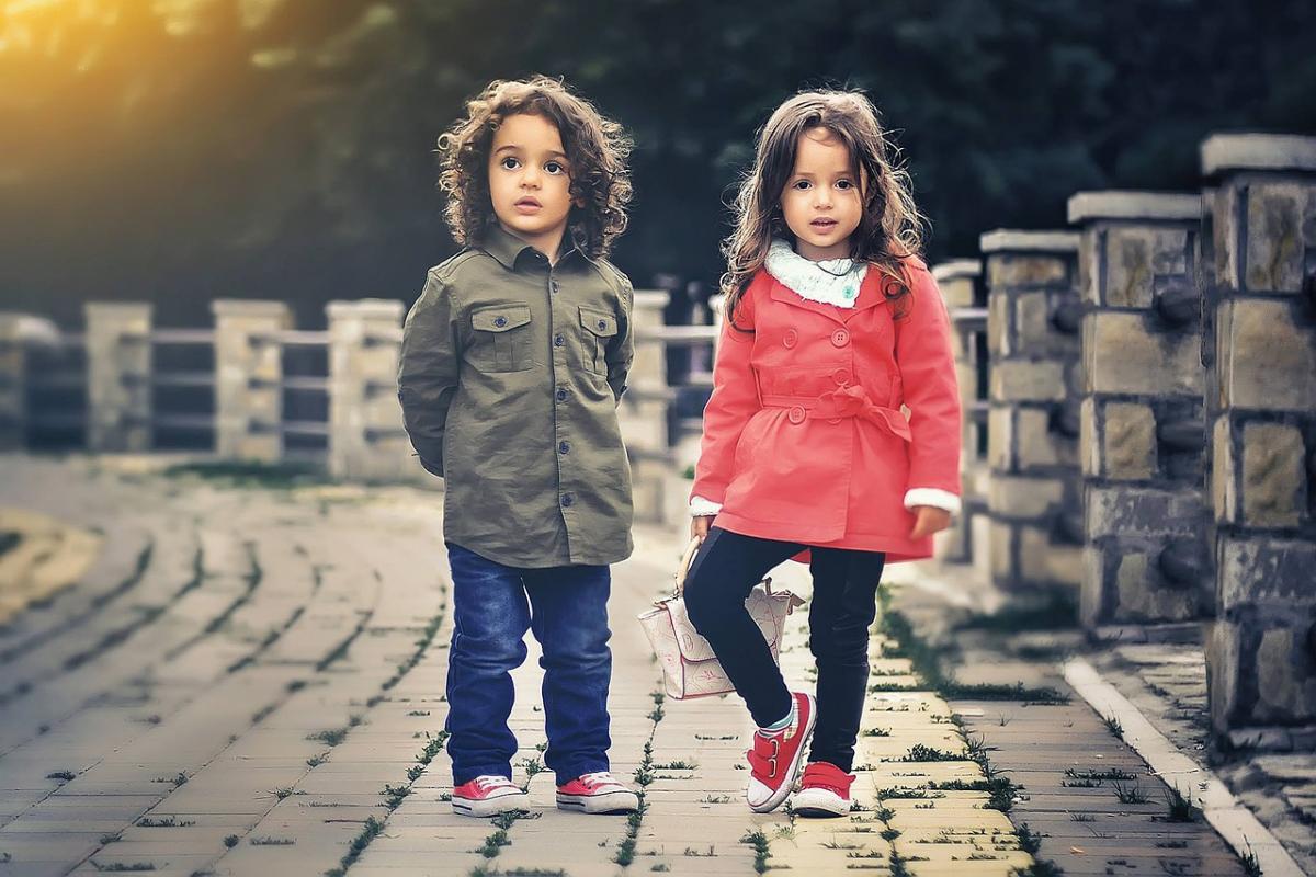 Dos chicas infantiles Dos chicas infantiles
