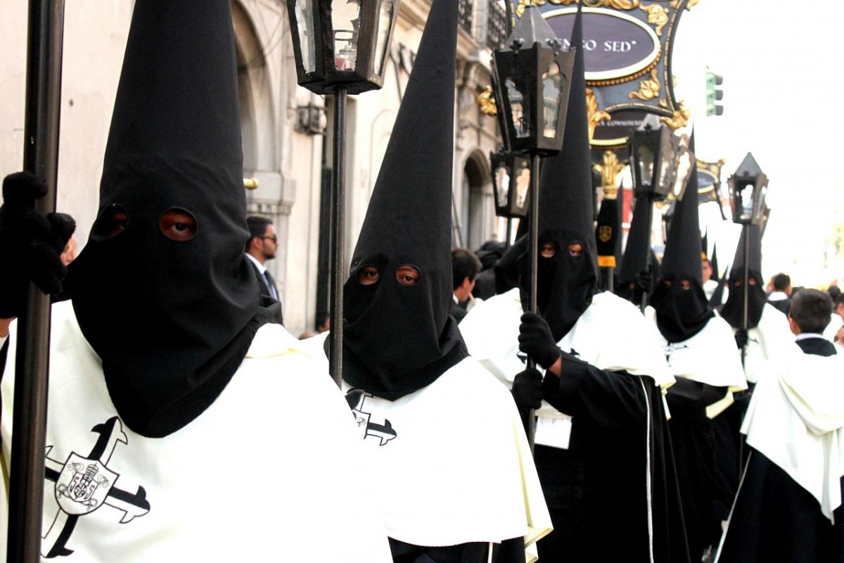 Cofradías con nazarenos Cofradías con nazarenos