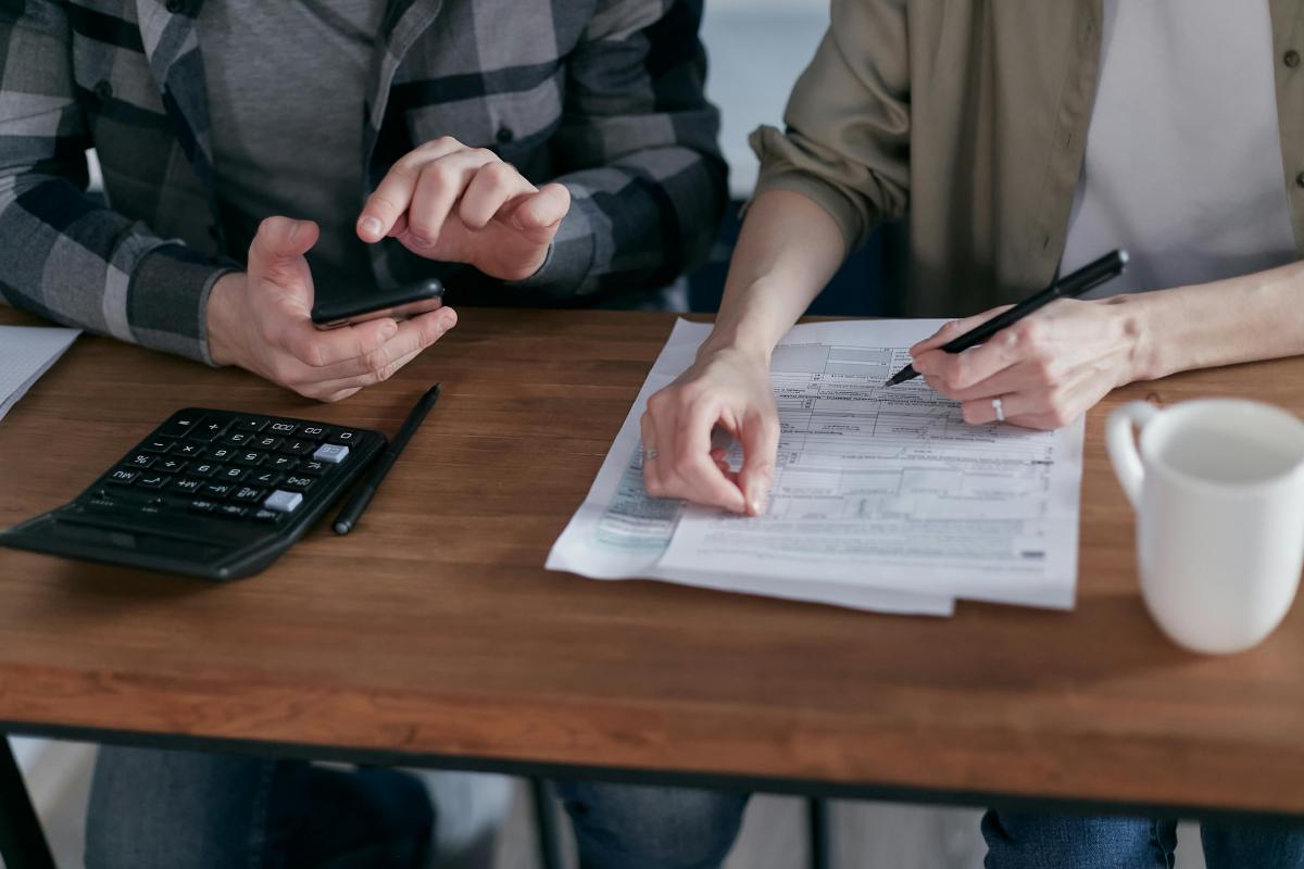Dos personas haciendo la declaración de la renta Dos personas haciendo la declaración de la renta