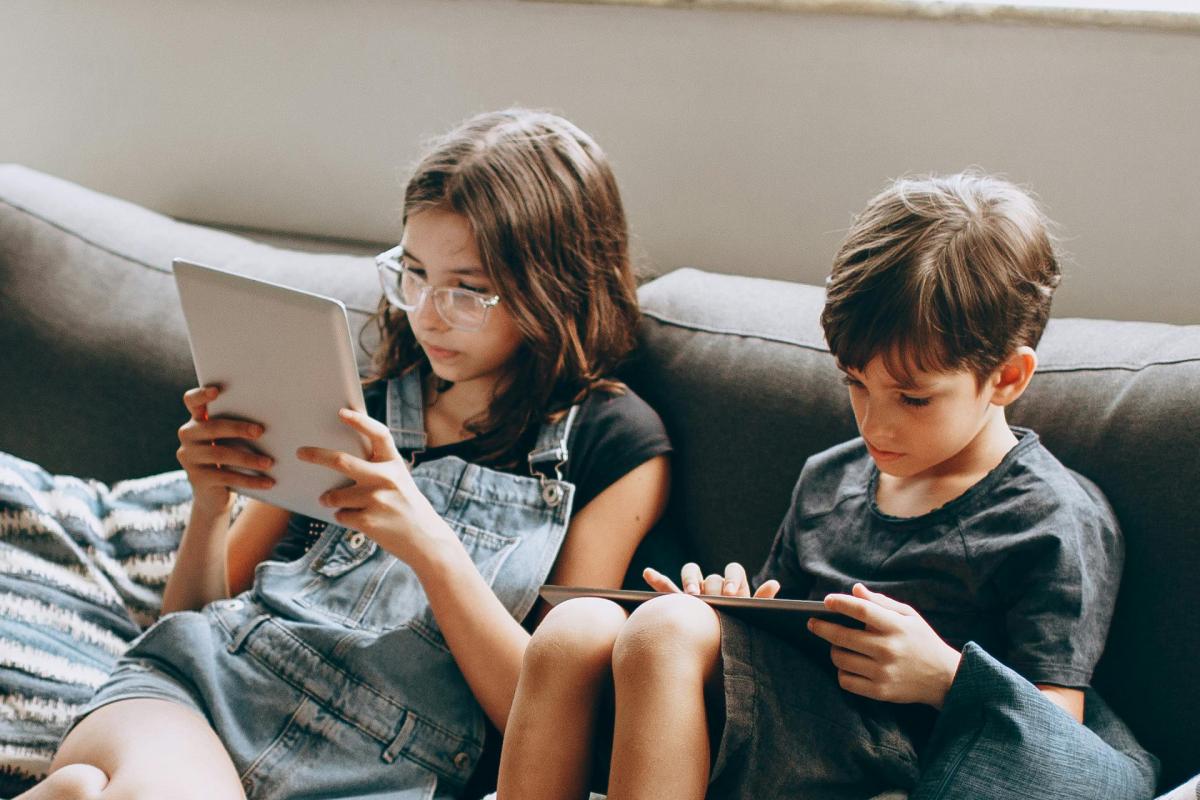 El primer smartphone de tu hijo: cuándo y cómo dárselo. El primer smartphone de tu hijo: cuándo y cómo dárselo.