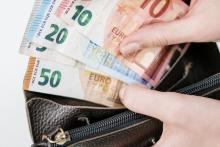 ¿Es sostenible pagar con efectivo?